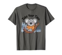 Chill Koala descansando en sudadera con capucha entre pinos del bosque Camiseta