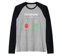 Chongqing está Llamando y Debo IR a China Viajando Camiseta Manga Raglan