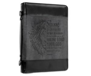 Christian Art Gifts Funda clásica de piel sintética para la Biblia para hombres y mujeres: Be Strong and Courageous, versículo bíblico inspirador Josué 1:9 con león, gris y negro, mediano