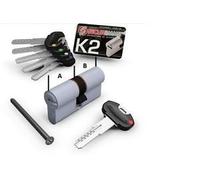 Cilindros Securemme K2 3200 CCS, 35 - 55 mm, de perfil europeo, llave plana de latón niquelado reversible con 10 conectores. Enchufe anti-taladro en el cuerpo del cilindro. Incluye: 1 llave de construcción, 5 llaves maestras selladas con tapa de llave, tarjeta de código, tornillo de fijación.