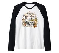Cita de fe con Texto en inglés Raised on Dirt Roads and Jesus Rustic Country Camiseta Manga Raglan