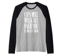Cita Divertida con Estampado de Patas de «Cats Will Walk All You» para un Amante de los Gatos Camiseta Manga Raglan