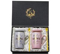 Classy New Parents Gifts Set - Papa & Mama | Tazas de café para mamá y papá, anuncio de embarazo dulce, baby shower, Navidad, tazas de impresión dorada de 14 onzas con tapa, cuchara, tarjeta y caja de