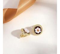 Clips de perlas fabricados con latón y acero blanco eléctrico, creados para personas sin orejas perforadas que quieren un accesorio sutil y elegante (96)