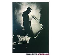 Close Up Lámina/Impresión de Arte Miles Davis - At Birdland (60cm x 80cm) + 1 Paquete de tesa Powerstrips® (20 Tiras)