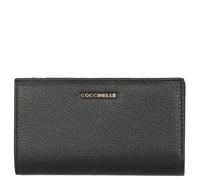 Adopta la tendencia metálica con esta elegante cartera Coccinelle Soft, elaborada con cuero granuloso de alta calidad que ofrece un tacto suave y una durabilidad duradera. Pensada para mujeres que val
