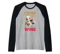 Coffee Keeps Me Going Until It's Time For Wine Camiseta Manga Raglan