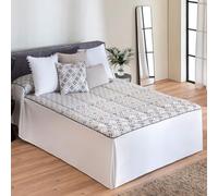 Colcha edredón TOLEDO AZUL, Relleno superior de 150 gr que ajusta al colchón. Tejido 70% algodón/30% poliester. Medida cama de 105cm con un volante de 50 cm. Incluye cojín de 40x40 cm con relleno.