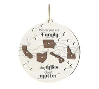 Colgante de madera de 2 capas con texto en inglés "When Family The Miles Don't Matter Miles Apart Far Distance Family Siblings Sisters State Map 062375