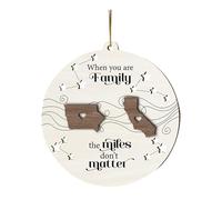 Colgante de madera de 2 capas con texto en inglés "When Family The Miles Don't Matter Miles Apart Far Distance Family Siblings Sisters State Map 062375