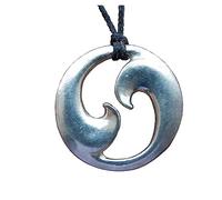 Colgante de ola hecho a mano, representa nuevos comienzos y crecimiento armonioso, joyería inspirada en el surf. Hecho por William Sturt, Peltre
