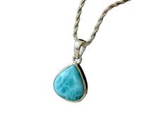 Colgante de turquesa natural en plata de ley con forma de pera y cadena de eslabones. Joyería artesanal con el símbolo de la paz y la prosperidad. Medallón de la paz y la prosperidad | LK_SGMP_0079