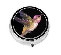 Colibrí rosa. Este pequeño pastillero redondo es un organizador portátil de medicamentos de viaje con tres compartimentos para almacenar medicamentos diarios.