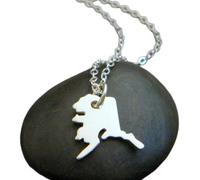 Collar con el estado de Alaska en plata de ley 925. Joyería pequeña de Alaska. Joyería sencilla para el día a día. Delicada. Ideal para viajes. Colgante "Amo Alaska", regalo para ella | Con cadena