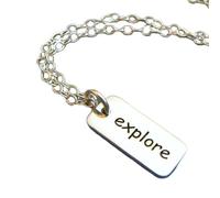 Collar con la palabra "Explorar" en plata de ley 925. Joyería inspiradora. Cita inspiradora. Dije de afirmación. Colgante pequeño y sencillo. Regalo para viajeros | Con cadena de 45 cm | Chapado en