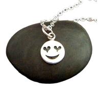 Collar de emoji con ojos de corazón en plata de ley 925. Colgante de amor. Joya con carita feliz y texto pequeño. Dije de regalo peculiar, kitsch, divertido y dulce | Con cadena de 45 cm | Chapado