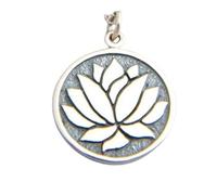 Collar de flor de loto en plata de ley 925. Charm de yoga. Joyería bohemia. Colgante oriental. Joyería sencilla y delicada para el día a día. Delicado regalo zen para yoguis. Con cadena de 45 cm.