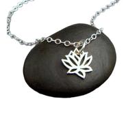 Collar de flor de loto en plata de ley 925. Pequeño dije bohemio. Pequeña joya de yoga zen con capas sencillas. Delicado colgante para uso diario | Con cadena de 45 cm | Chapado en plata | L_PN_0520