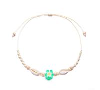 Collar de inspiración orgánica que combina fragmentos de concha y diseño floral dentro de una estructura tejida flexible (blanco)