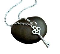 Collar de llave en plata de ley 925. Pequeño esqueleto con pergamino. Un amuleto sencillo para el día a día. Delicado colgante Kappa Gamma con forma de corazón para San Valentín | Con cadena de 45