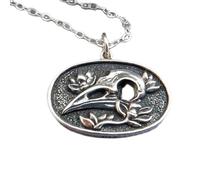 Collar de plata de ley 925 con calavera de cuervo pequeña y flor, con ojos de pájaro ahuecados, dije de Halloween, anatomía animal, joyería gótica macabra | Con cadena de 45 cm | Chapado en plata |