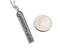 Collar de plata de ley 925 con calavera Memento Mori. Pequeño dije de Halloween con la frase "Recuerda que debes morir", joyería gótica, colgante de muerte macabra | Con cadena de 45 cm | Chapado