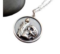Collar de plata de ley 925 con calavera y llama de candelabro. Y bronce. Pequeño dije de Halloween. Joyería gótica. Colgante macabro de muerte de ghoul. Regalo|Cadena de 45 cm|Chapado en plata|_2879