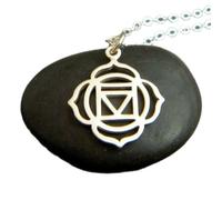 Collar de plata de ley 925 con chakra raíz. Pequeño dije de yoga. Colgante de yogui. Regalo para ella. Sencillo, zen, delicado, joyería para uso diario|Con cadena de 45 cm|Chapado en plata|LK_PNK_3006