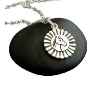 Collar de plata de ley 925 con cinta de caballo, colgante con un pequeño grabado de premio ecuestre, amuleto de amor para amantes del orgullo animal. Joyería equina sencilla | Con cadena de 45 cm |