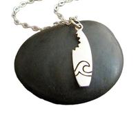 Collar de plata de ley 925 con diseño de tabla de surf y mordedura de tiburón, colgante pequeño con diseño de olas del océano, deportes de playa y verano | Con cadena de 45 cm | Chapado en plata |