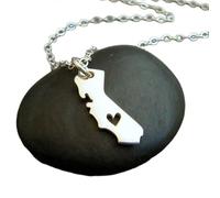 Collar de plata de ley 925 con el estado de California, con un corazón recortado, joyería pequeña del estado, sencilla, para uso diario, ideal para viajes | Con cadena de 45 cm | Chapado en plata |
