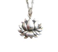 Collar de plata de ley 925 con flor de loto. Pequeño dije floral realista. Joyería de yoga yogui con capas simples, pequeño y delicado colgante | con cadena de 45 cm | chapado en plata | LK_PNK_03003