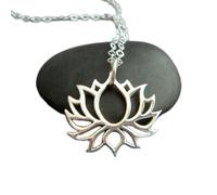 Collar de plata de ley 925 con flor de loto simétrica. Pequeño dije floral. Joyería de yoga y yogui. Delicado y pequeño colgante bohemio zen | Con cadena de 45 cm | Chapado en plata | LK_PNK_03002