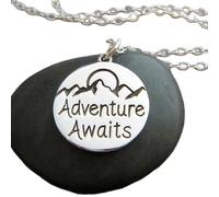 Collar de plata de ley 925 con la frase "Aventura te espera", montañas y sol, pequeño colgante inspirador con frase inspiradora de viaje y palabra de afirmación | Cadena de 45 cm | Chapado en plata