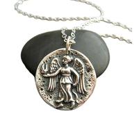 Collar de plata de ley 925 con moneda de ángel antiguo, réplica rústica de la diosa Nike Victoria griega y romana, protector de alas angelicales | con cadena de 45 cm | chapado en plata | L_PN_0136