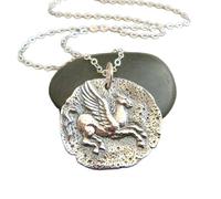 Collar de plata de ley 925 con moneda de Pegaso, réplica de un pequeño caballo alado volador, colgante de la mitología griega, amuleto de fuerza ecuestre, regalo | Con cadena de 45 cm | Chapado en