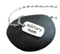 Collar de plata de ley 925 para mamá militar, joyería inspiradora, pequeño colgante con la palabra patriótica "Madre patriota", fuerza diaria, regalo de fe | Cadena de 45 cm | Chapado en plata |
