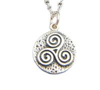 Collar de triple espiral de plata de ley 925, pequeño amuleto, joyería de yoga, trisquel, símbolo del trisquel, colgante de magia blanca | con cadena de 45 cm | chapado en plata | LK_PNK_03029