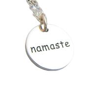 Collar Namaste en plata de ley 925. Pequeño colgante redondo inspirador. Cita inspiradora y lema de afirmación. Colgante con palabra sencilla. Dije de yoga zen | Cadena de 45 cm | Chapado en plata