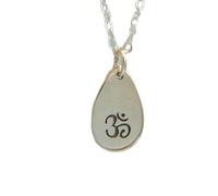 Collar om de plata de ley 925. Joyería de lágrima de yoga zen. Pequeño y sencillo símbolo de ohmio. Pequeño y delicado regalo diario para ella | Con cadena de 45 cm | Chapado en plata | LK_PNK_02996
