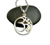 Collar Om en plata de ley 925. Colgante circular. Joyería de yoga zen. Pequeño símbolo de ohmios sencillo. Delicado. Para uso diario. Joya delicada. Regalo | Con cadena de 45 cm | Chapado en plata