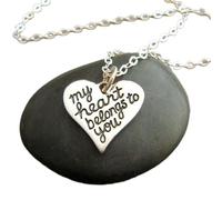 Collar pequeño de plata de ley 925 con la frase "Mi corazón te pertenece", joya romántica inspiradora con frase inspiradora y palabra de amor | con cadena de 45 cm | chapado en plata | L_PN_0334