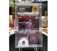 Collect-a-Bubbles | 2024-25 Topps Simplicidad UEFA Club Competiciones | 2025 - Savinho - Rosa /25 - Español - Estrellas Internacionales | Ace Graded 10 | Número de certificado 355323