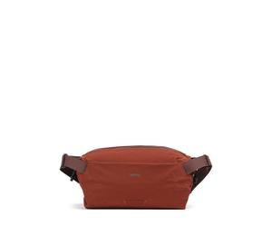 Combinando sin esfuerzo un estilo ecológico con la practicidad moderna, este bolso bandolera de la serie Lite de Bellroy está fabricado con nylon reciclado, ofreciendo una sensación suave pero resiste