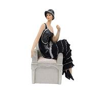 Comfy Hour Camille Lady Sitting On Sofa - Figura decorativa de resina (25,4 cm)