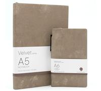 COMMA Serie Velvet Combo | A5 y A6 con bolígrafo | Cuaderno encuadernado flexible | 200 páginas | Papel sombreado natural de 100 g/m² | Cubierta de terciopelo PU con borde de color - marrón