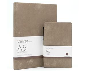 COMMA Serie Velvet Combo | A5 y A6 con bolígrafo | Cuaderno encuadernado flexible | 200 páginas | Papel sombreado natural de 100 g/m² | Cubierta de terciopelo PU con borde de color - marrón