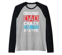 Conducir a papá Loco Un niño a la Vez Papá Camiseta Manga Raglan