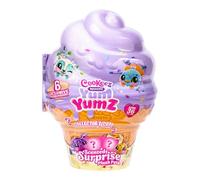 COOKEEZ MAKERY Estuche de coleccionista Gigante con Forma de Helado, con Espacio para 36 Yum Yumz, Seis Peluches exclusivos y una Divertida Hoja de Pegatinas para Decorar y pasarlo en Grande