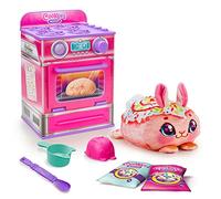 COOKEEZ MAKERY Horno y Cinnamon Treatz Mezcla y CREA a tu Mejor Amigo! Mete la Masa en el Horno y se transformará en un Peluche Interactivo, calentito y perfumado. ¿Qué Peluche crearás?